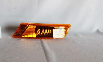 2005 Jeep Liberty Turn Signal / Parking Light Front Left TYC 18597601 image 1 of 2